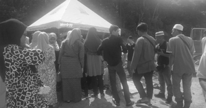 Rakan-rakan dan sahabat handai mengiringi perjalanan terakhir almarhum ke pusara.